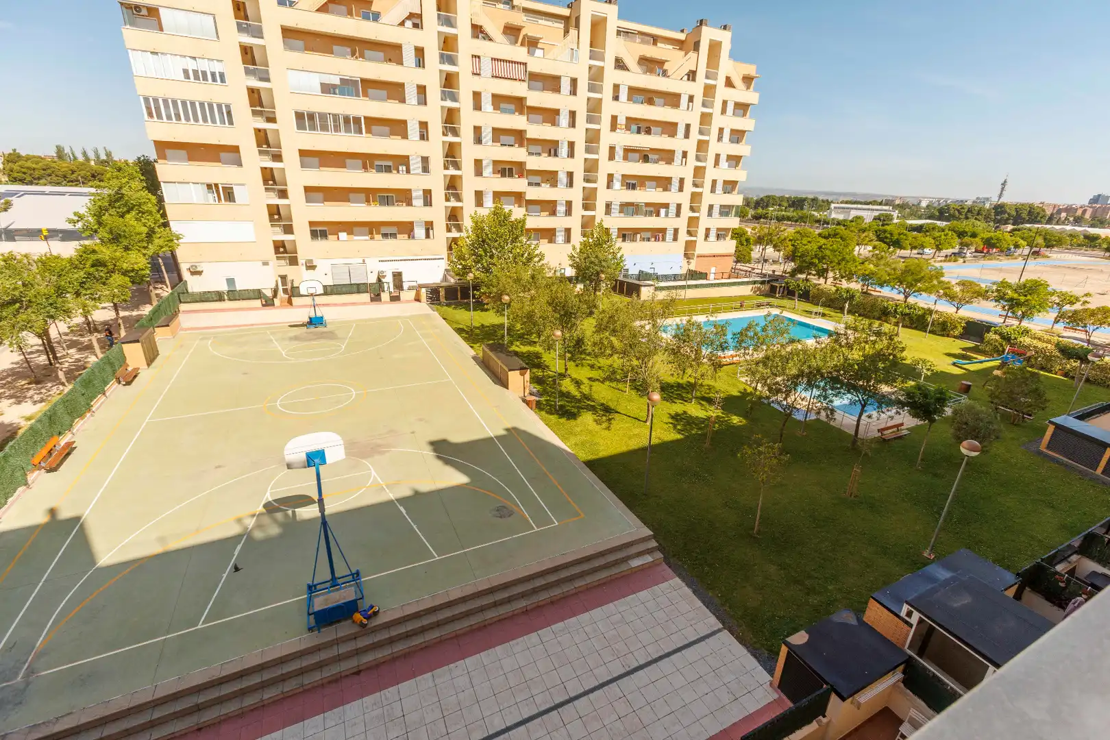 Piscina de Apartamento en venta en Zaragoza con Aire acondicionado, Calefacción y Horno