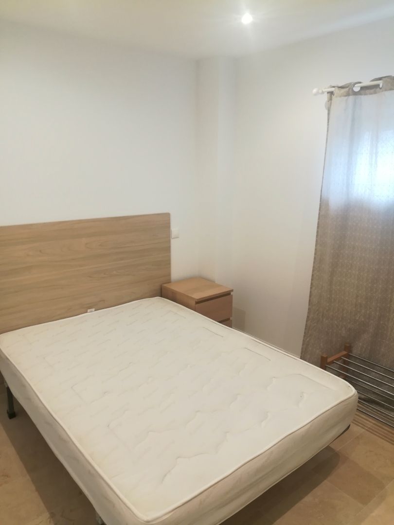 Habitación de Apartamento de alquiler en Alcalá de Henares con Calefacción, Amueblado y Microondas