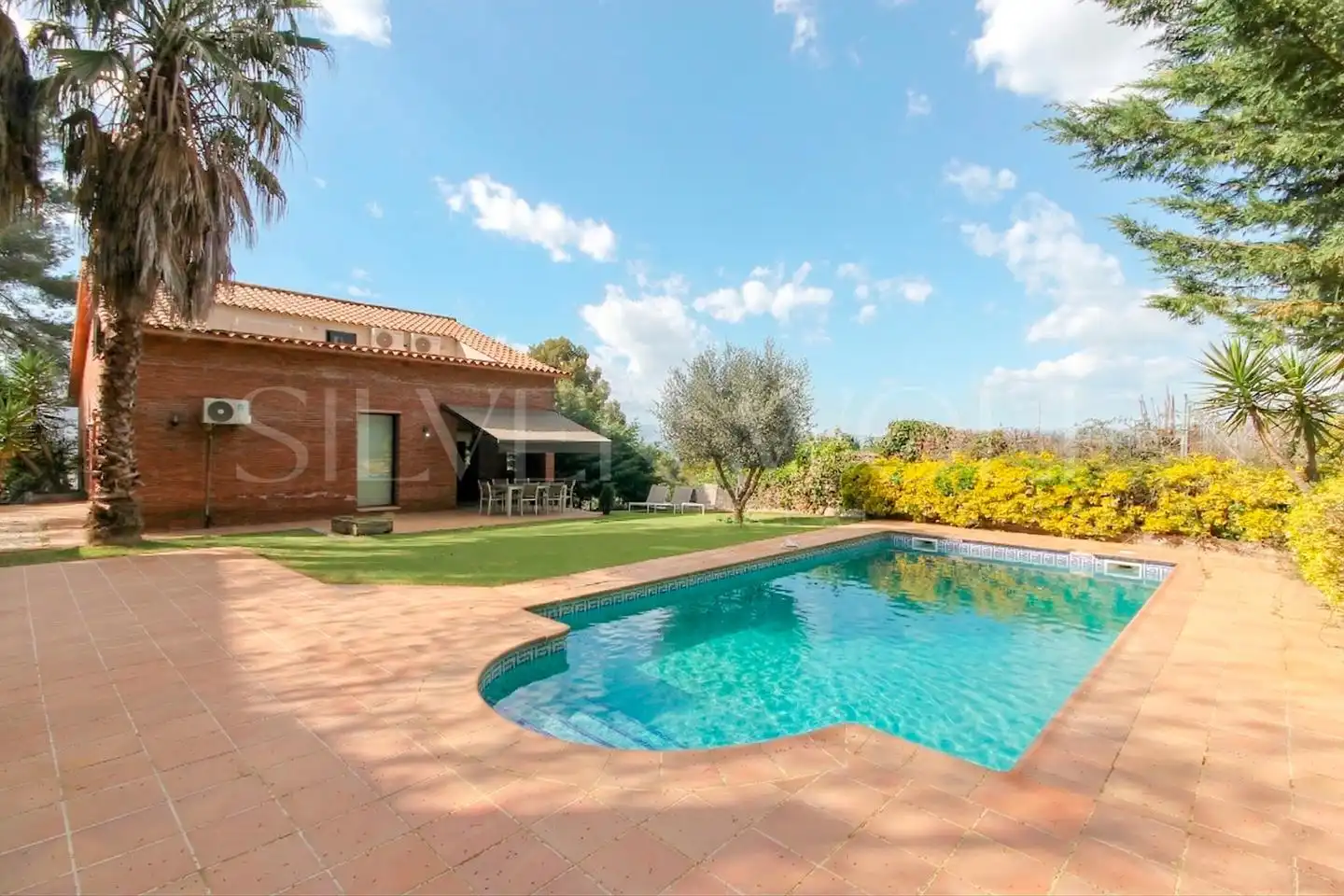 House with pool for sale in Carrer República Argentina