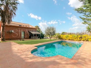 Casa amb piscina en venda a Carrer República Argentina
