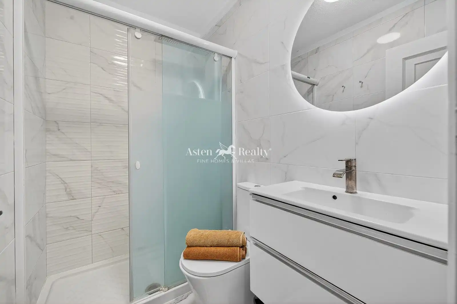 Baño de Casa adosada en venta en Arona con Terraza, Piscina y Amueblado