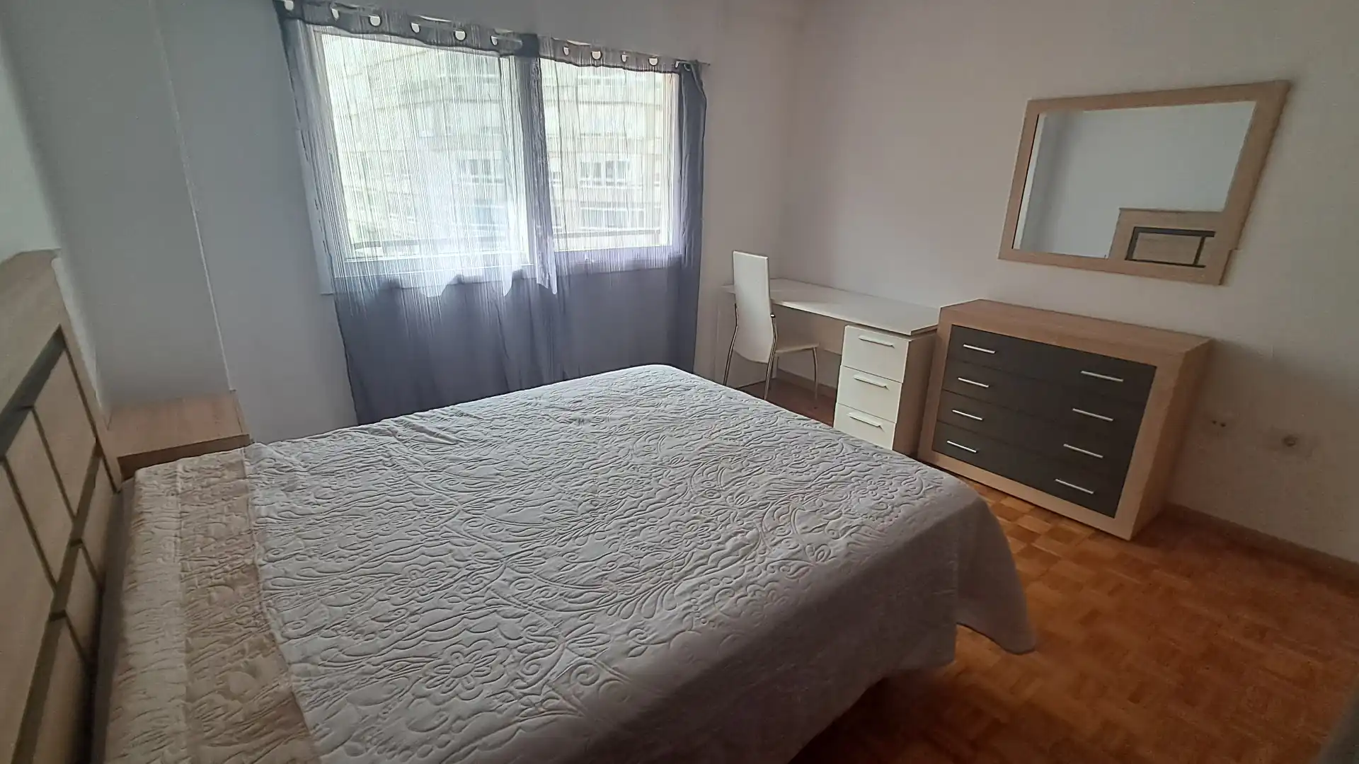 Bedroom of Flat for rent in Vigo   with Parquet flooring, Furnished and Oven