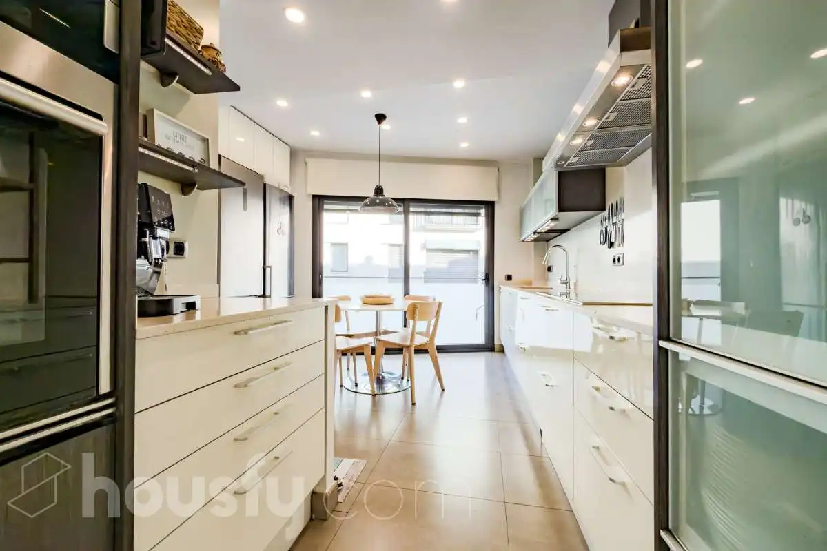 Cocina de Casa o chalet en venta en Barcelona con Aire acondicionado, Calefacción y Jardín privado
