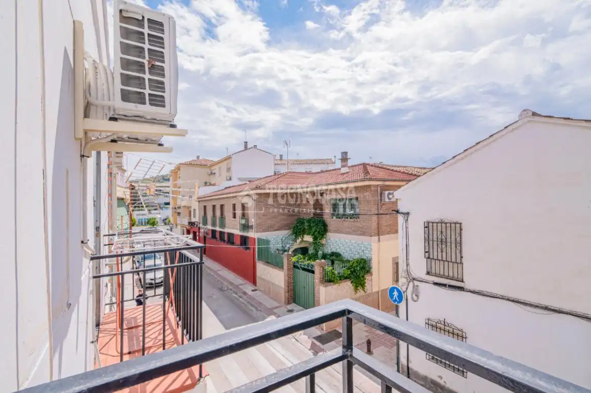 Vista exterior de Piso en venta en Granada con Aire acondicionado y Balcón