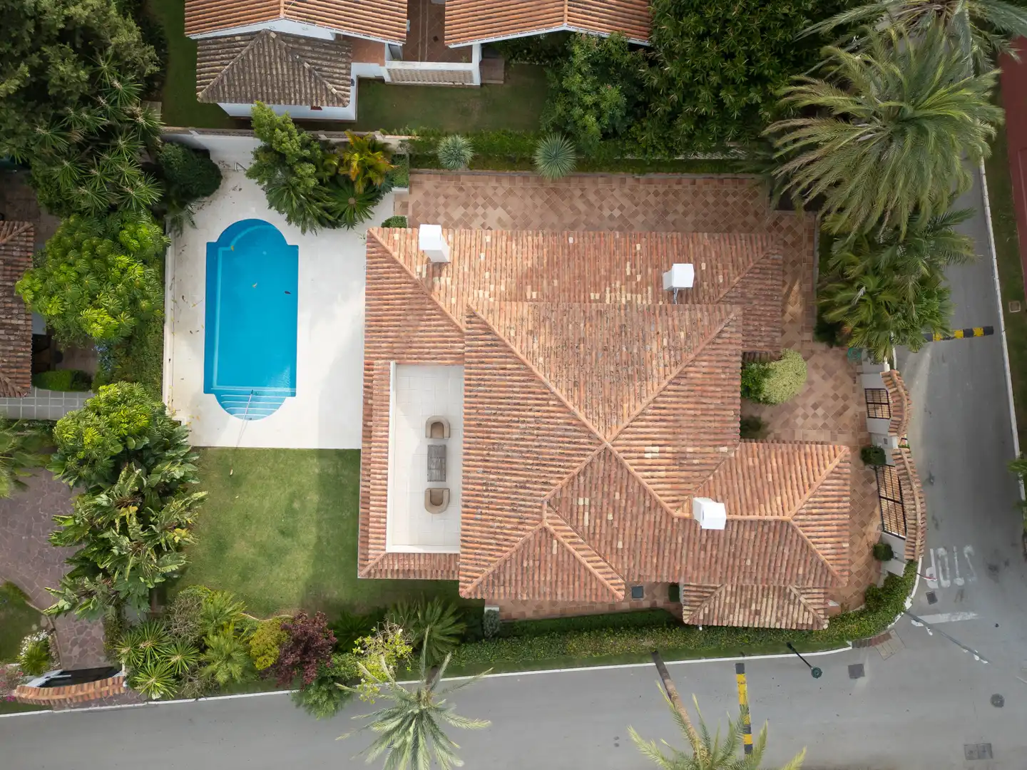Vista exterior de Casa o xalet en venda en Marbella amb Aire condicionat, Jardí privat i Terrassa
