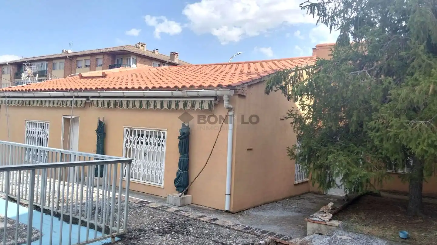 Vista exterior de Casa o xalet en venda en Utrillas amb Calefacció, Jardí privat i Terrassa