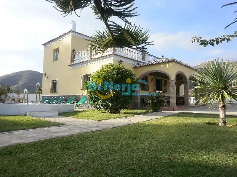 Chalet con piscina en venta en Centro