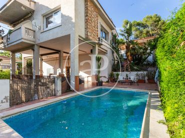Casa amb balcó en venda a Godelleta