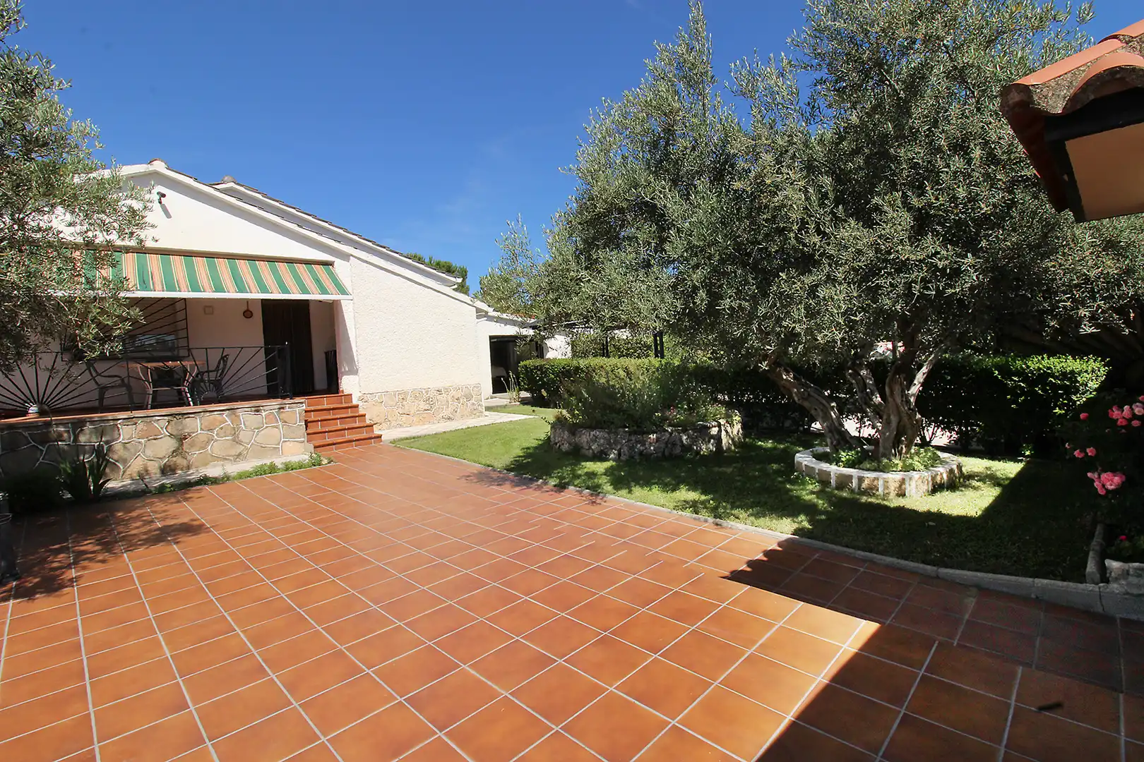 Garten von Einfamilien-Reihenhaus zum Verkauf in Torremocha de Jarama mit Heizung, Privatgarten und Internet