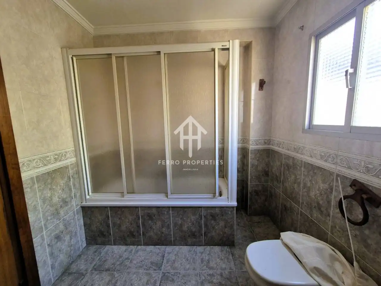 Bany de Casa o xalet en venda en Loja amb Jardí privat, Terrassa i Moblat