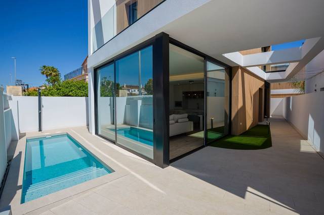 Casa-chalet en Venta en Pueblo Latino