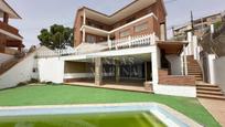 Vista exterior de Casa o xalet en venda en Viladecans amb Jardí privat, Terrassa i Piscina