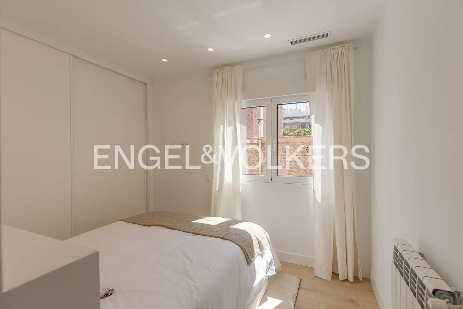 Bedroom of Flat for sale in Madrid  with Air Conditioner, Heating and Furnished