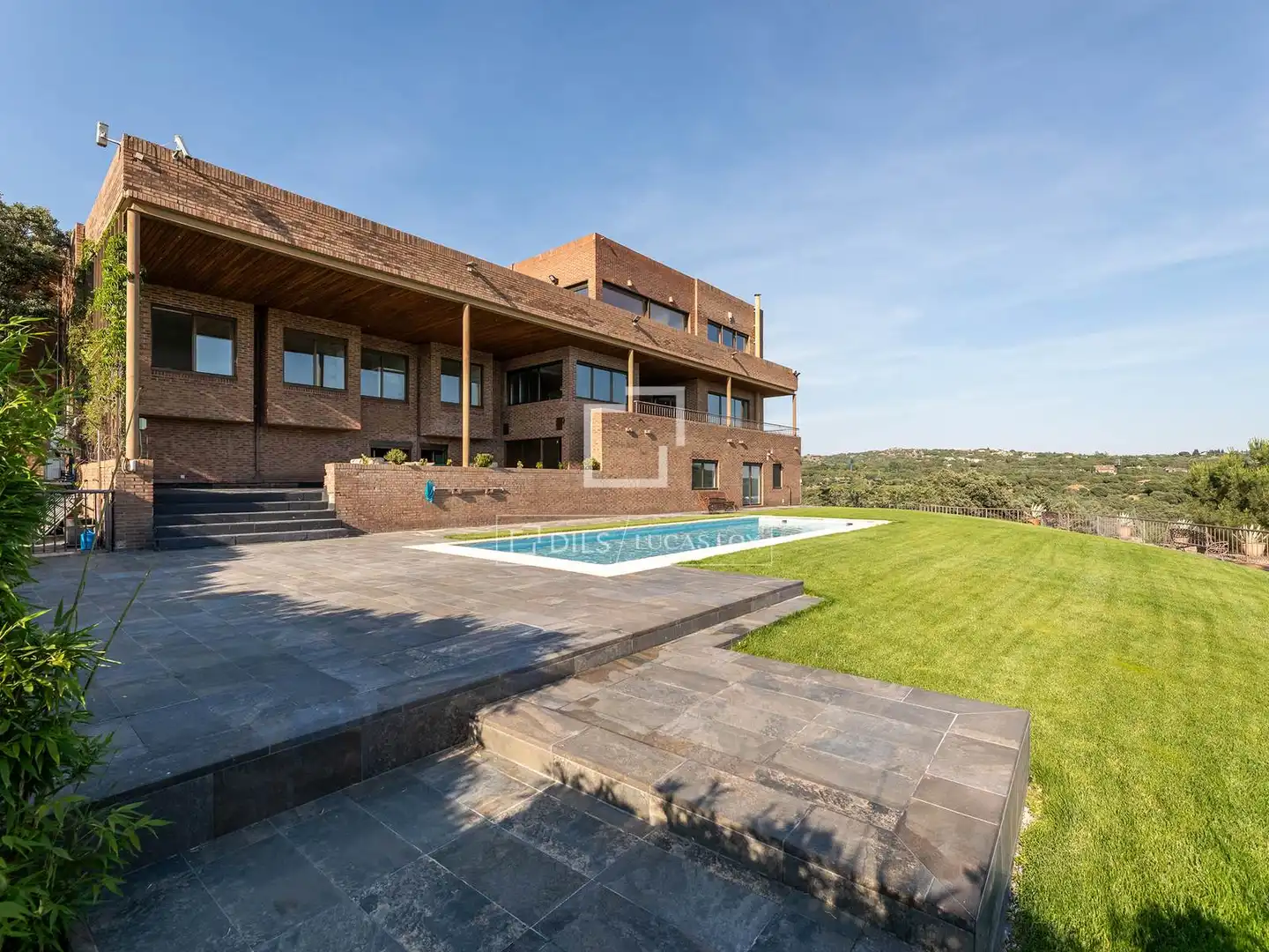Exterior view of Houses for sale in Galapagar  with Air Conditioner, Private garden and Storage room