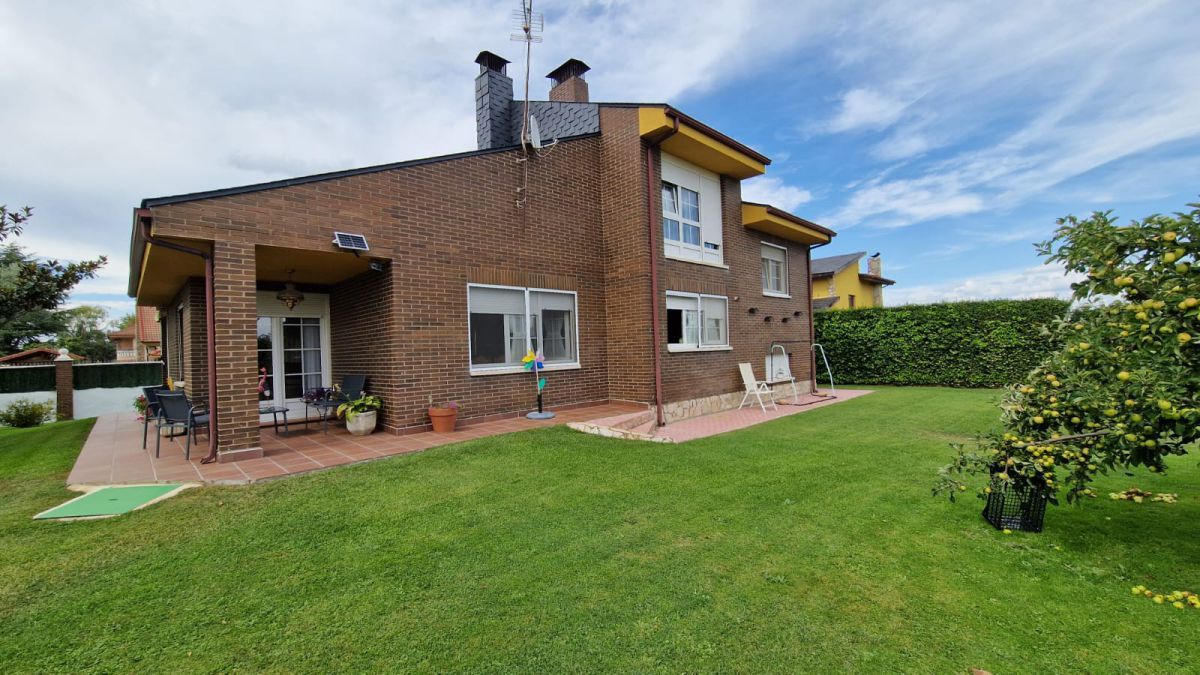 Exterior view of House or chalet for sale in Mansilla de las Mulas  with Heating, Parquet flooring and Terrace