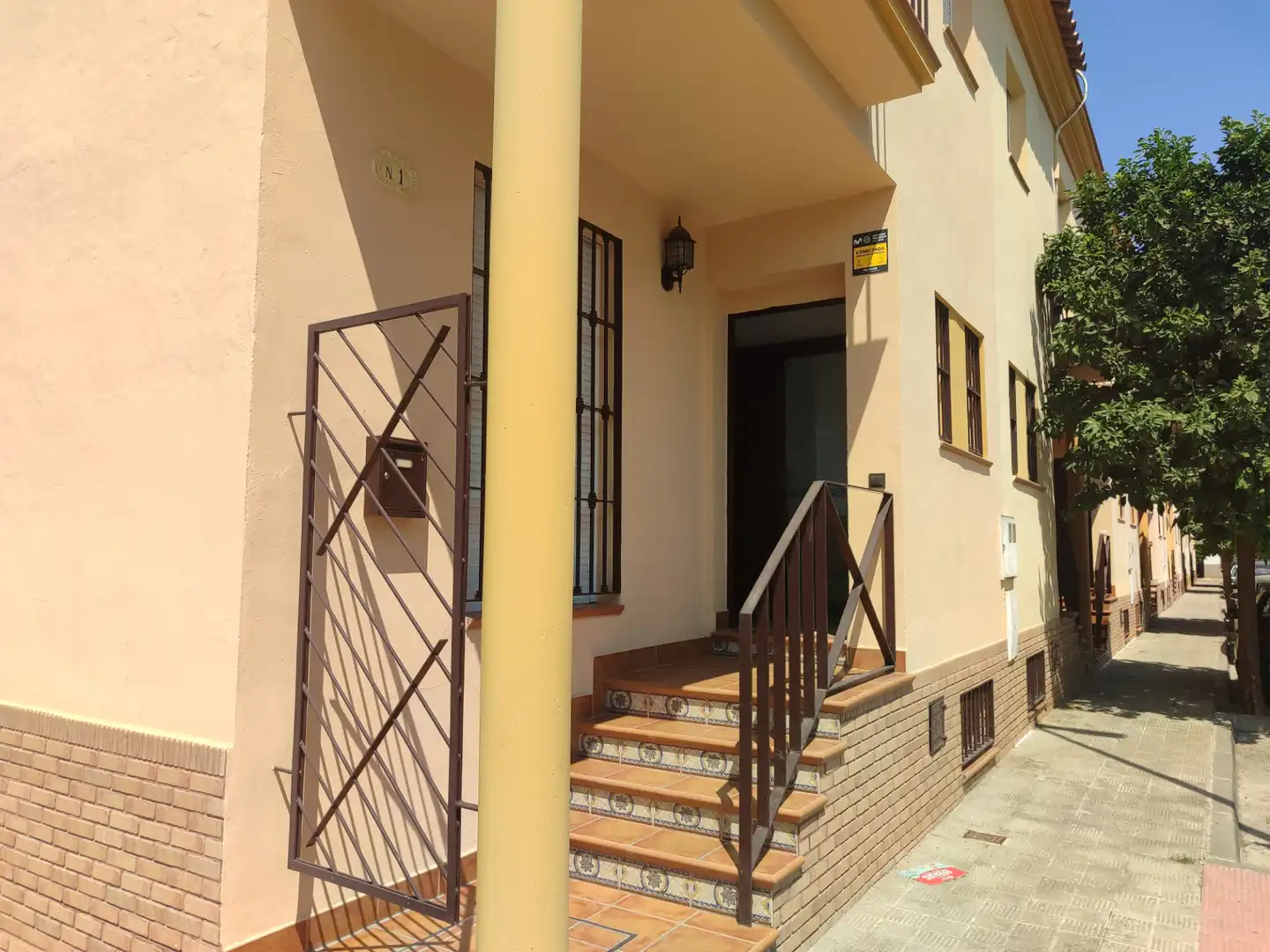 Vista exterior de Casa adosada en venta en Utrera con Aire acondicionado, Calefacción y Terraza
