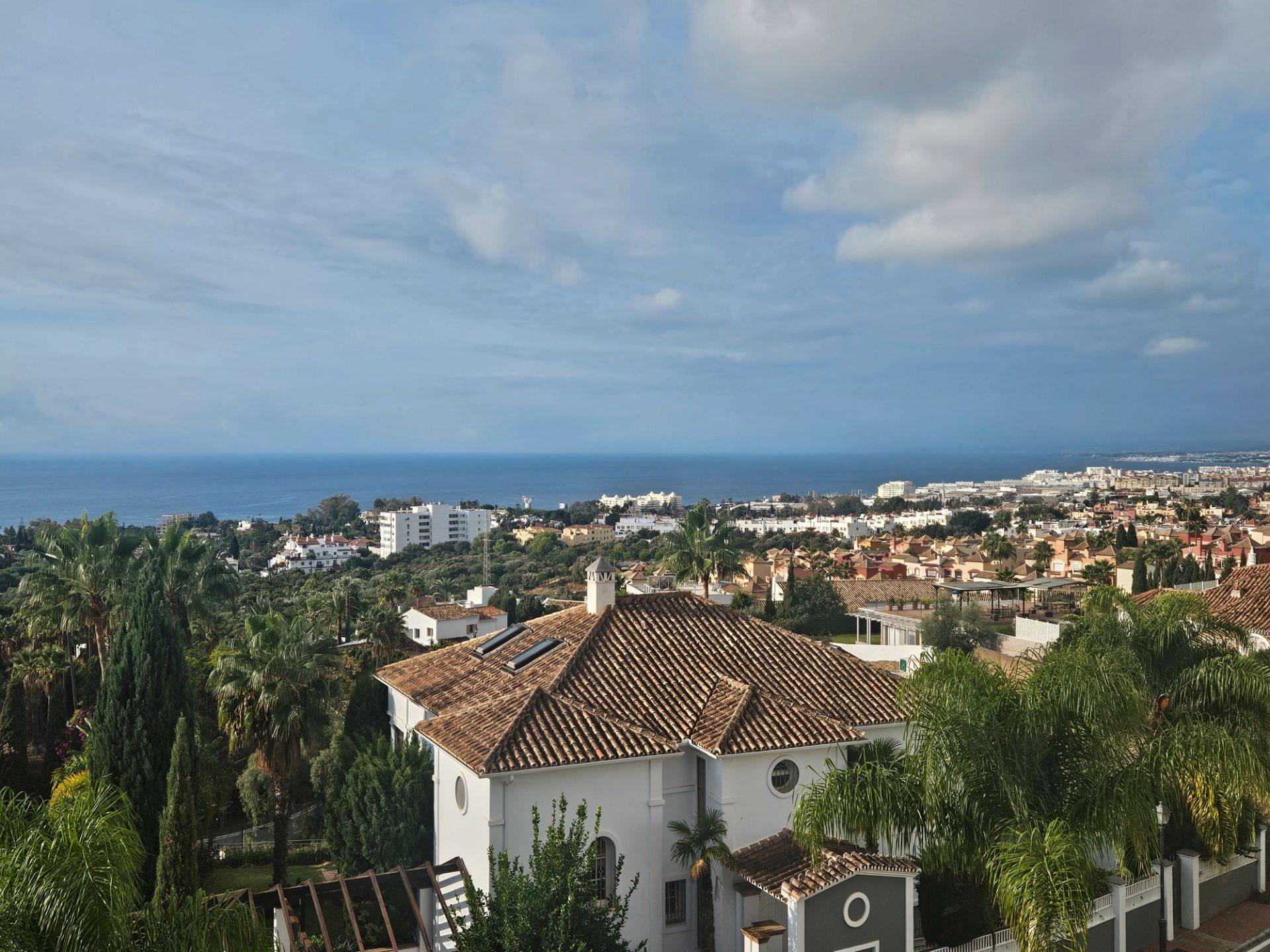 Vista exterior de Casa adosada en venda en Marbella amb Aire condicionat, Terrassa i Traster