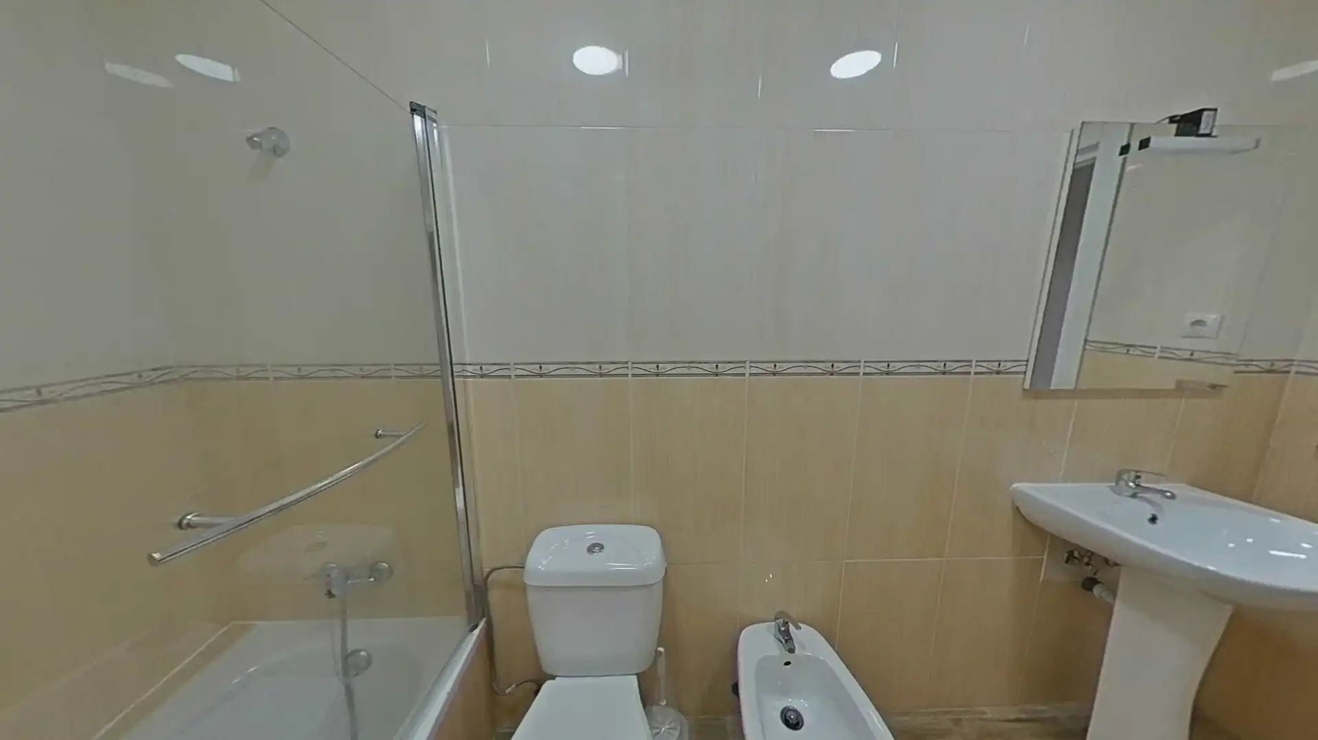 Badezimmer von Maisonette zum Verkauf in Cornellà de Llobregat