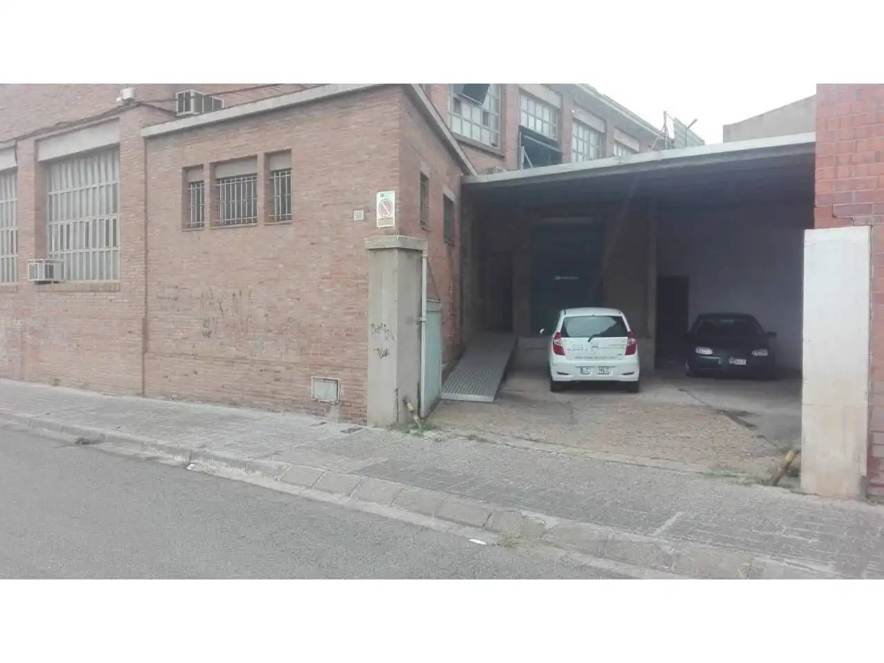 Parkplatz von Fabrikhallen zum Verkauf in Terrassa