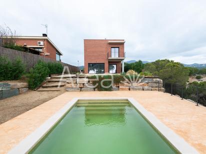 Vista exterior de Casa o xalet en venda en Caldes d'Estrac amb Aire condicionat, Calefacció i Jardí privat