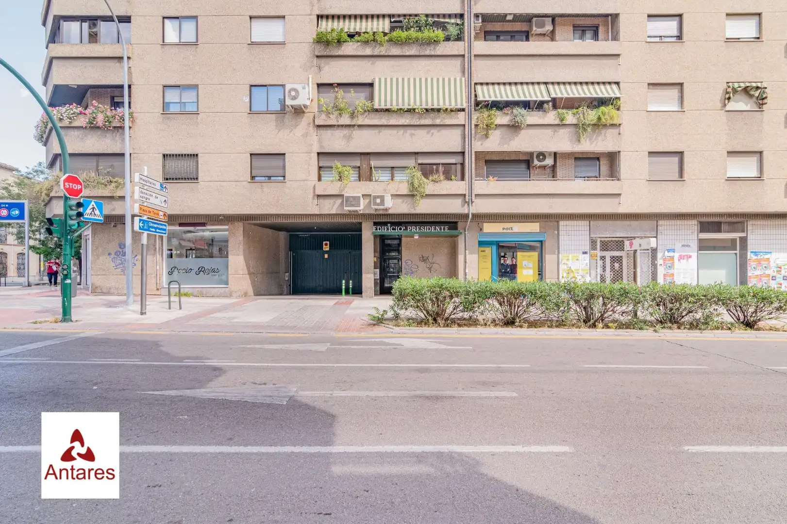 Vista exterior de Piso en venta en Granada con Calefacción y Amueblado