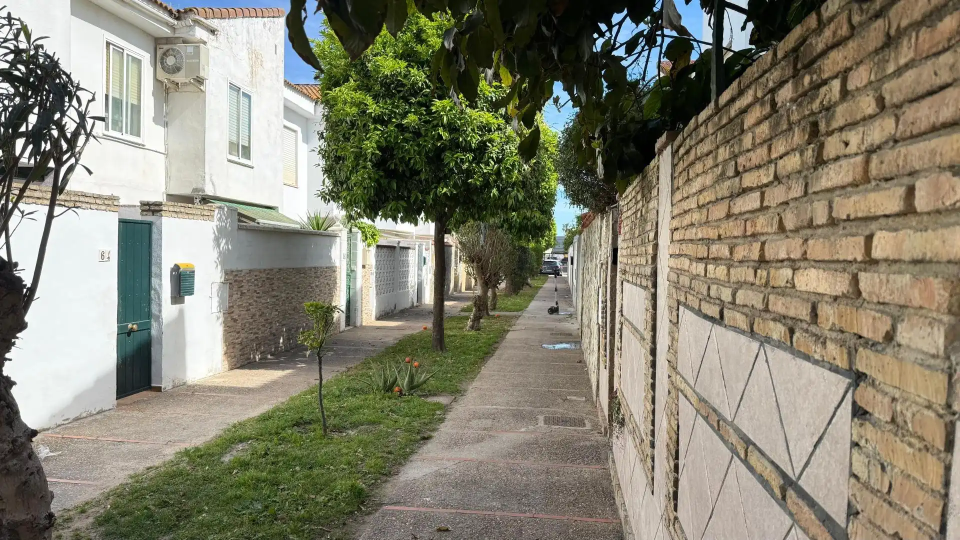 Vista exterior de Casa adosada en venta en Chiclana de la Frontera con Aire acondicionado y Trastero