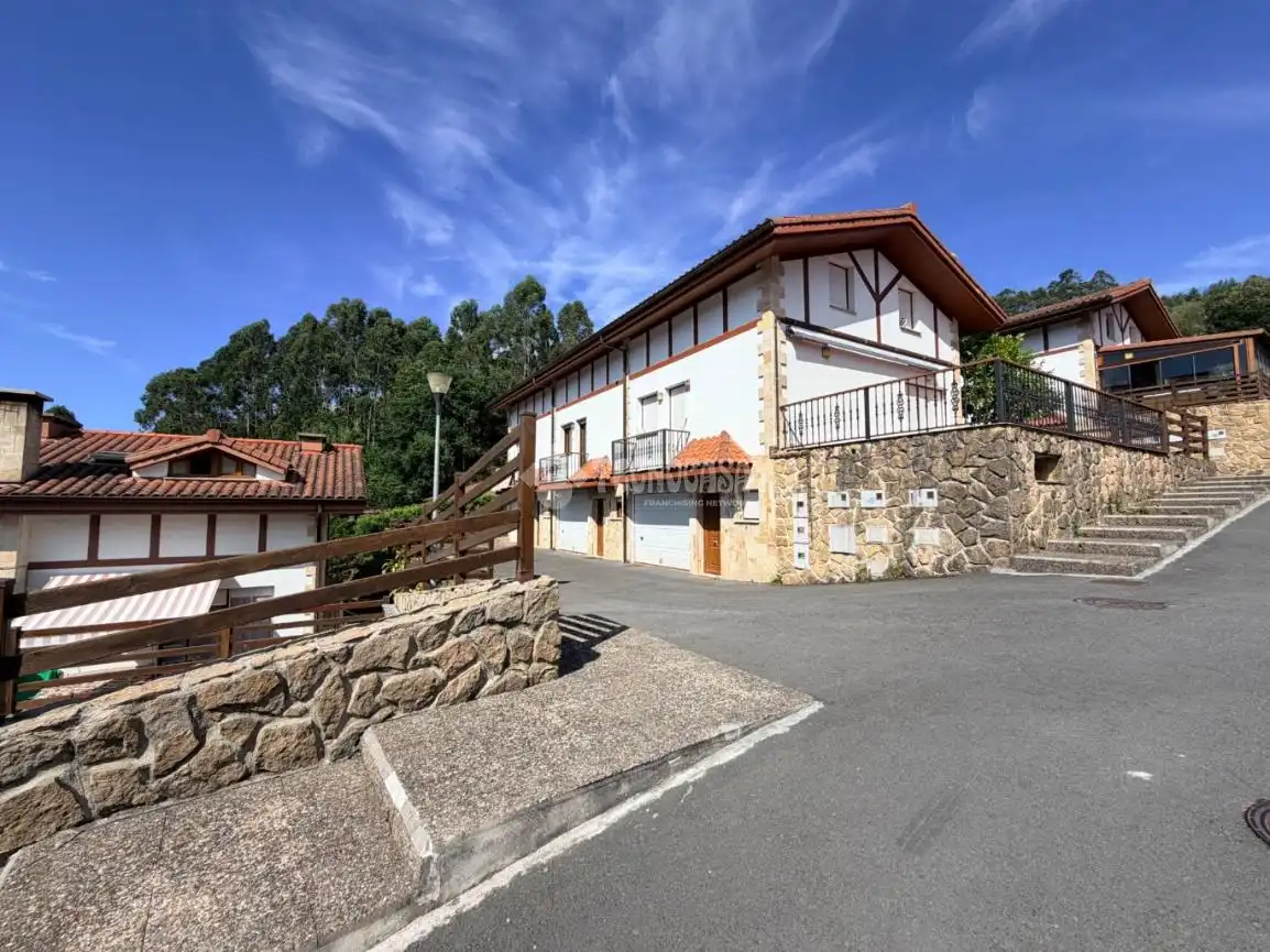 Vista exterior de Casa adosada en venta en Guriezo con Calefacción, Jardín privado y Balcón