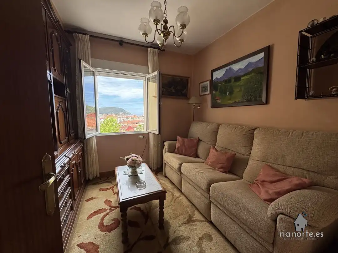 Sala de estar de Piso en venta en Ribadesella con Calefacción