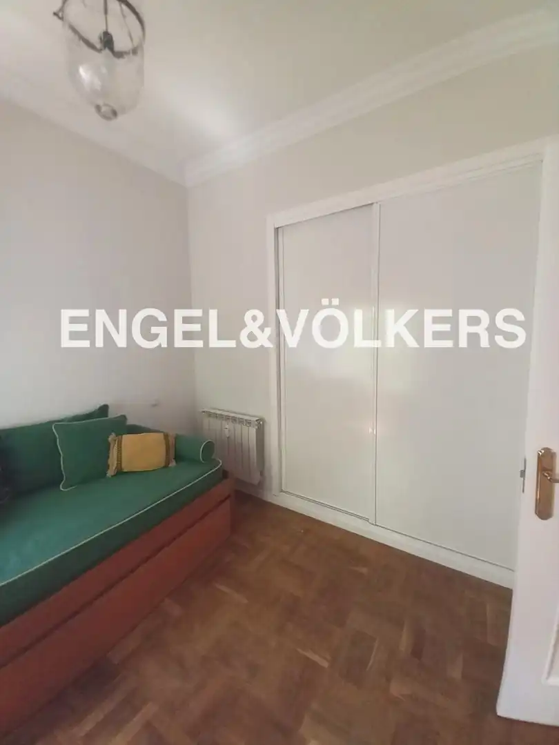 Schlafzimmer von Wohnung zur Miete in Madrid mit Klimaanlage, Heizung und Parkett