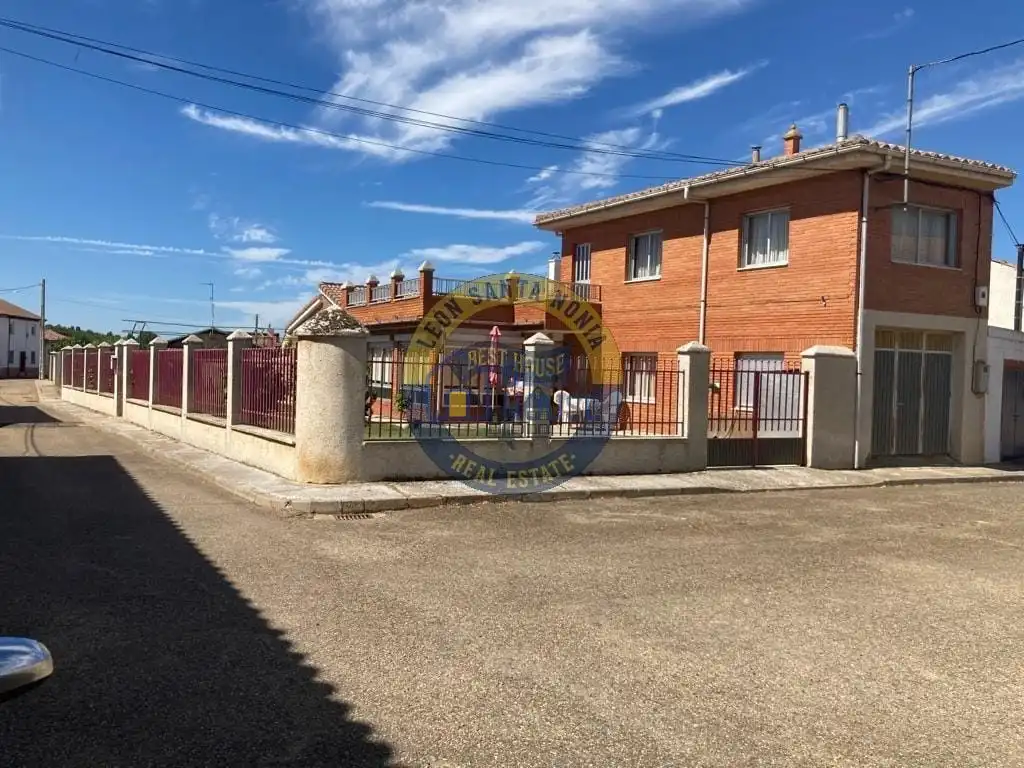 Exterior view of Houses for sale in Villanueva de las Manzanas, León