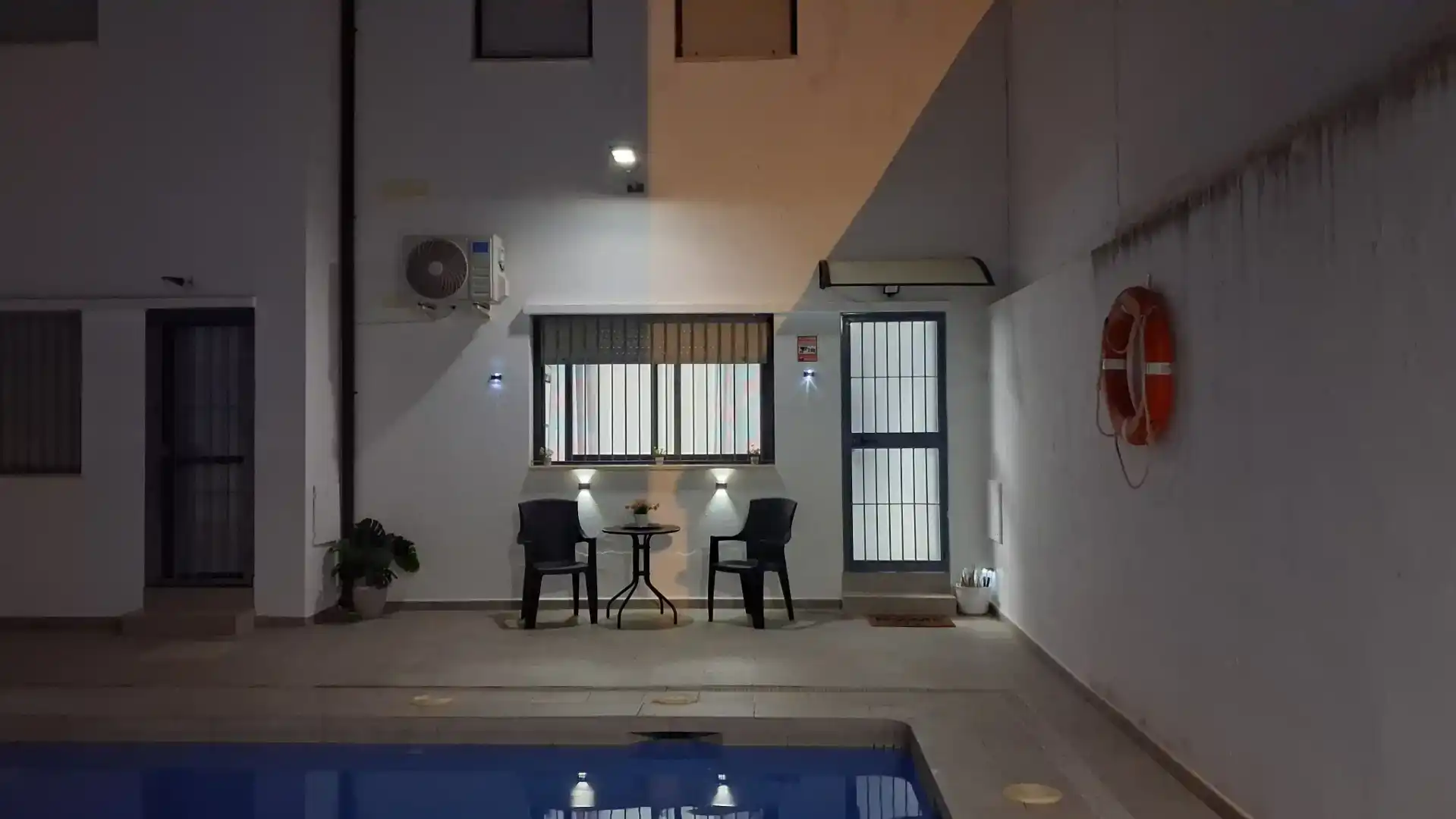 Piscina de Casa adosada en venda en Fuente de Piedra amb Aire condicionat i Balcó