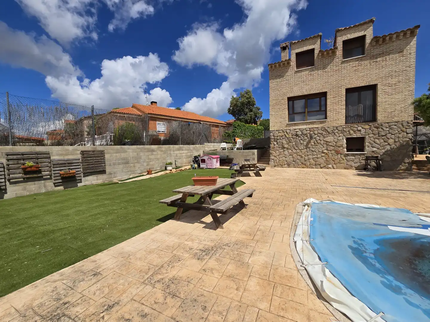Terrassa de Casa o xalet en venda en Chiloeches amb Calefacció, Jardí privat i Piscina