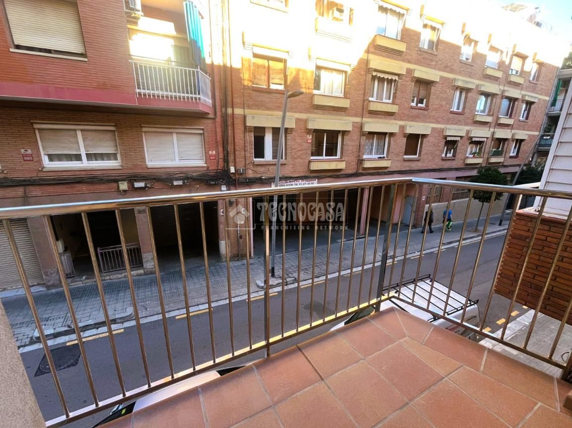 Vista exterior de Pis en venda en Esplugues de Llobregat amb Balcó