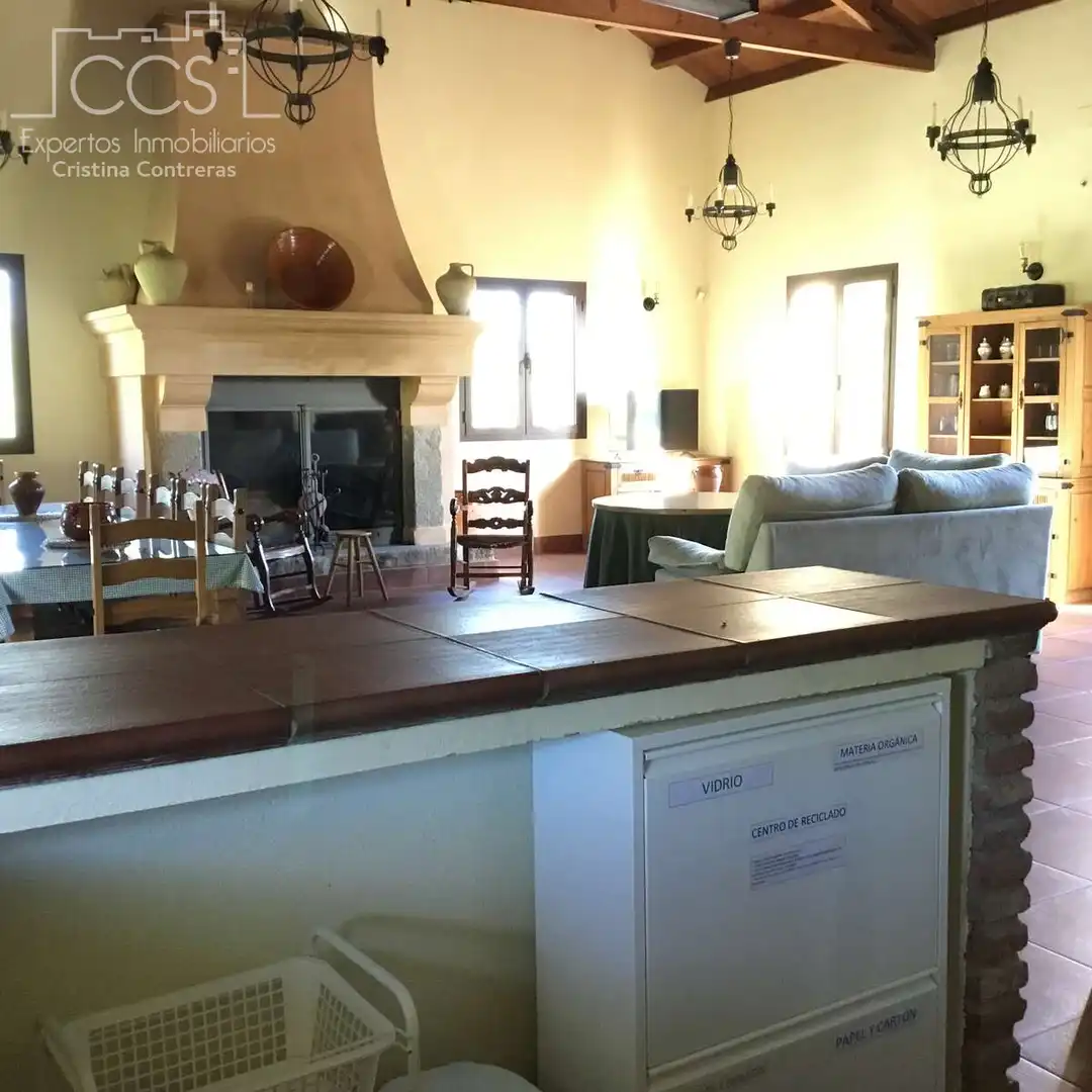 Sala d'estar de Finca rústica en venda en El Pedroso amb Traster, Piscina i Moblat