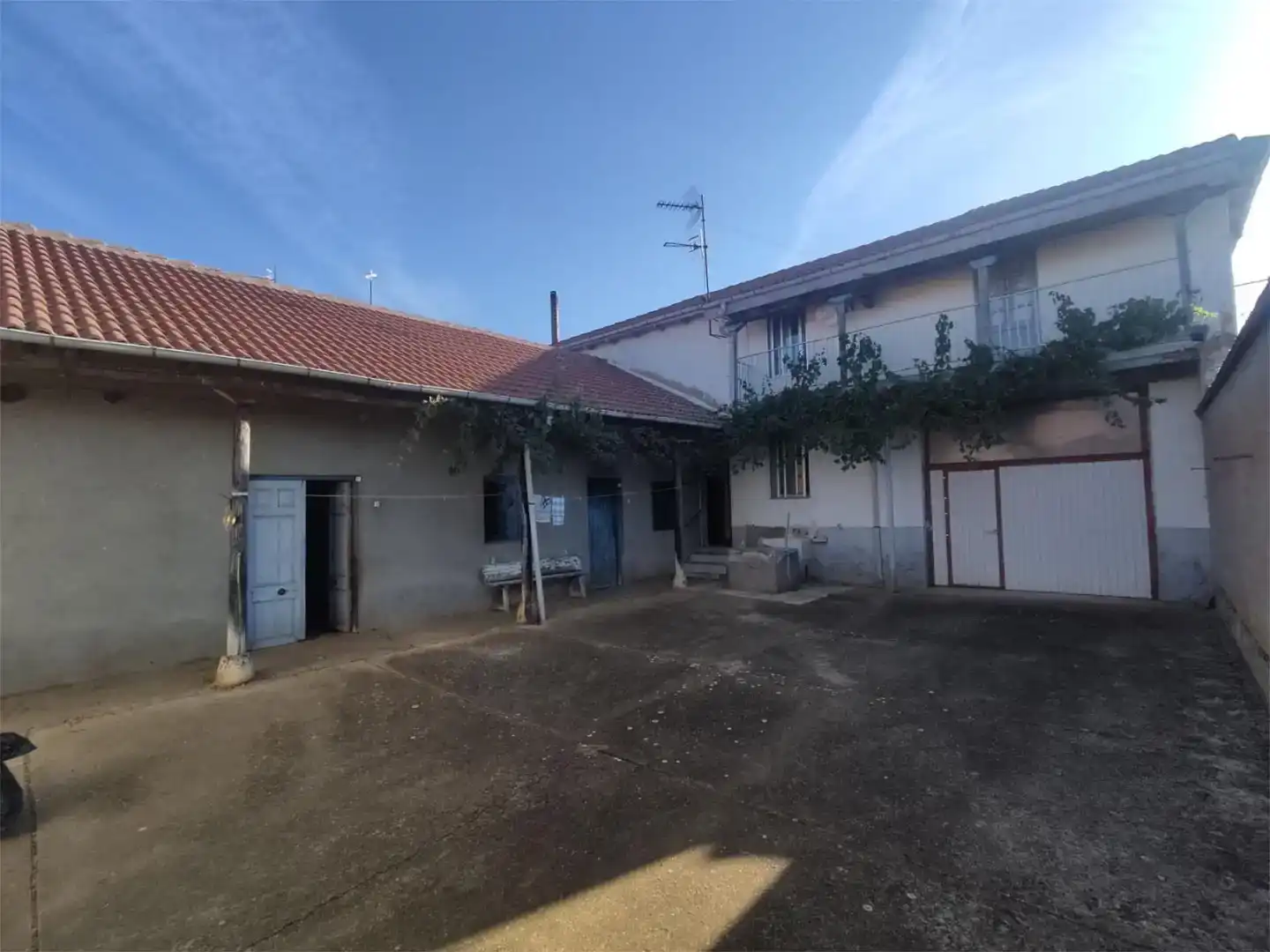 Vista exterior de Finca rústica en venda en Villamejil amb Jardí privat, Traster i Moblat