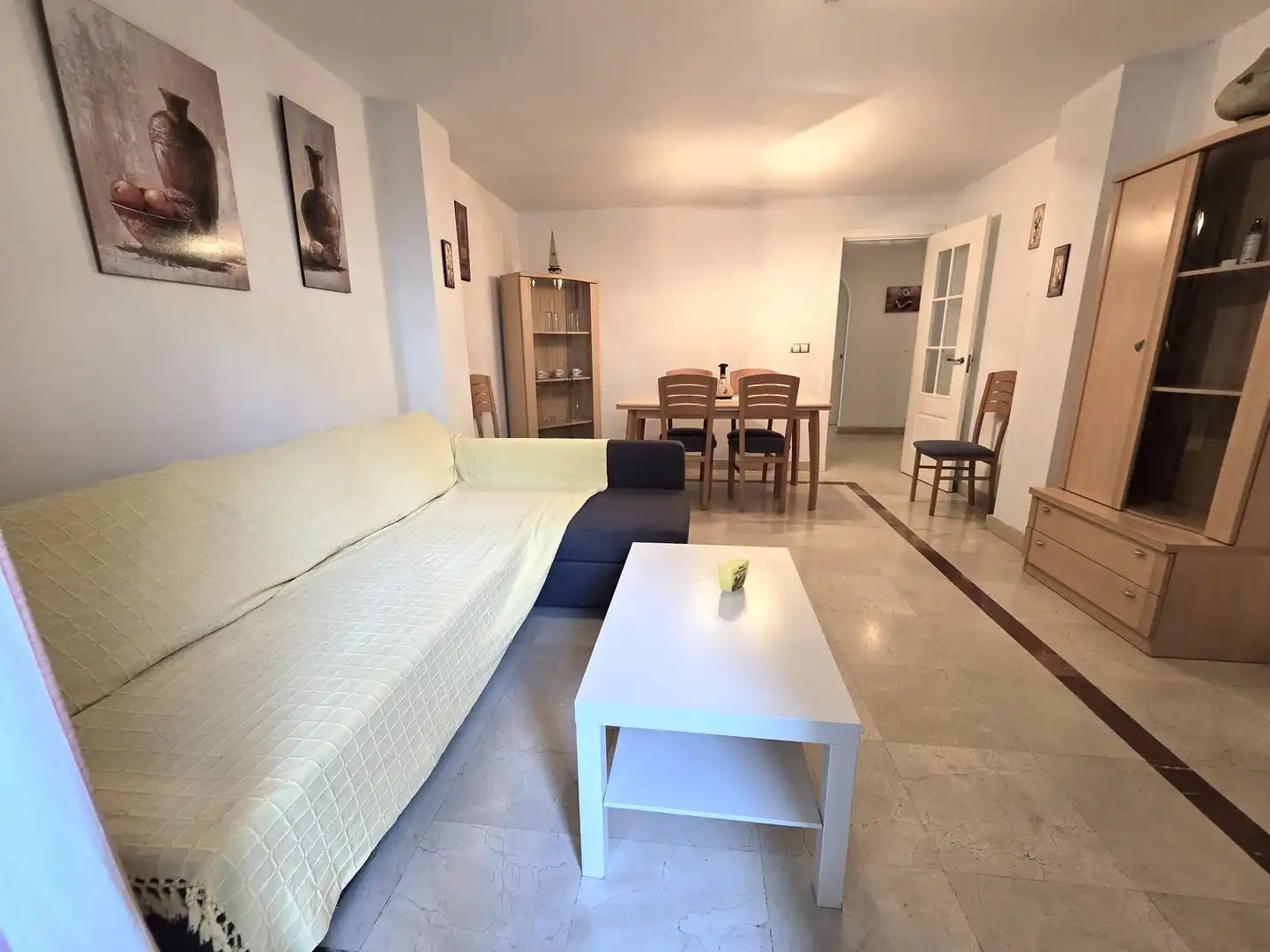Wohnzimmer von Erdgeschoss zum Verkauf in Manilva mit Klimaanlage, Terrasse und Möbliert
