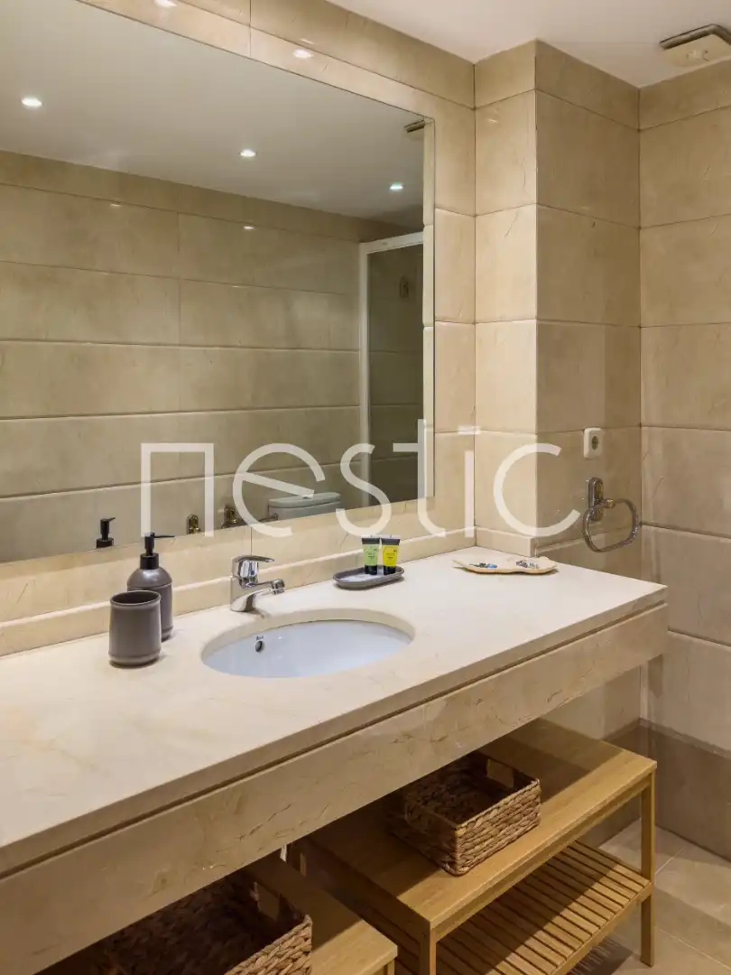 Bany de Apartament de lloguer en Madrid amb Aire condicionat, Calefacció i Moblat