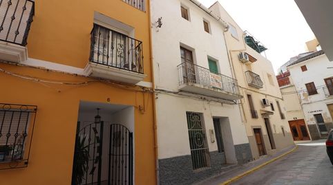 Casa de pueblo a reformar, cuenta con 228 m2 distribuidos en:
Planta baja de 79 m2: salón comedor con chimenea, cocina, baño, dos, imatge 2