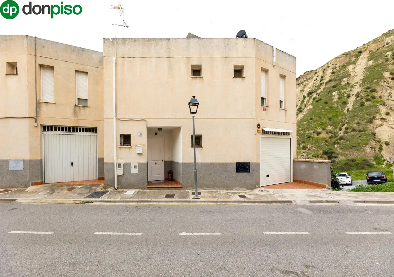 Vista exterior de Casa adosada en venta en Cenes de la Vega con Calefacción y Terraza