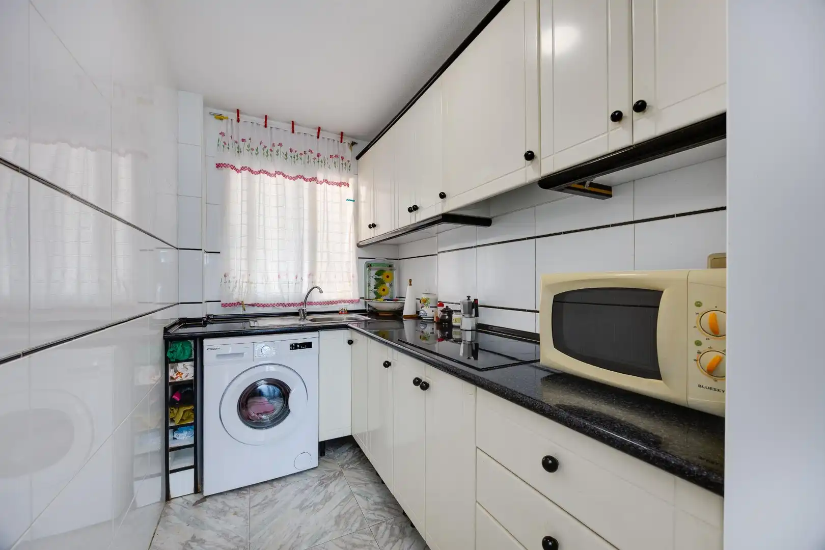 Cuina de Apartament en venda en Torrevieja amb Piscina, Moblat i Rentadora