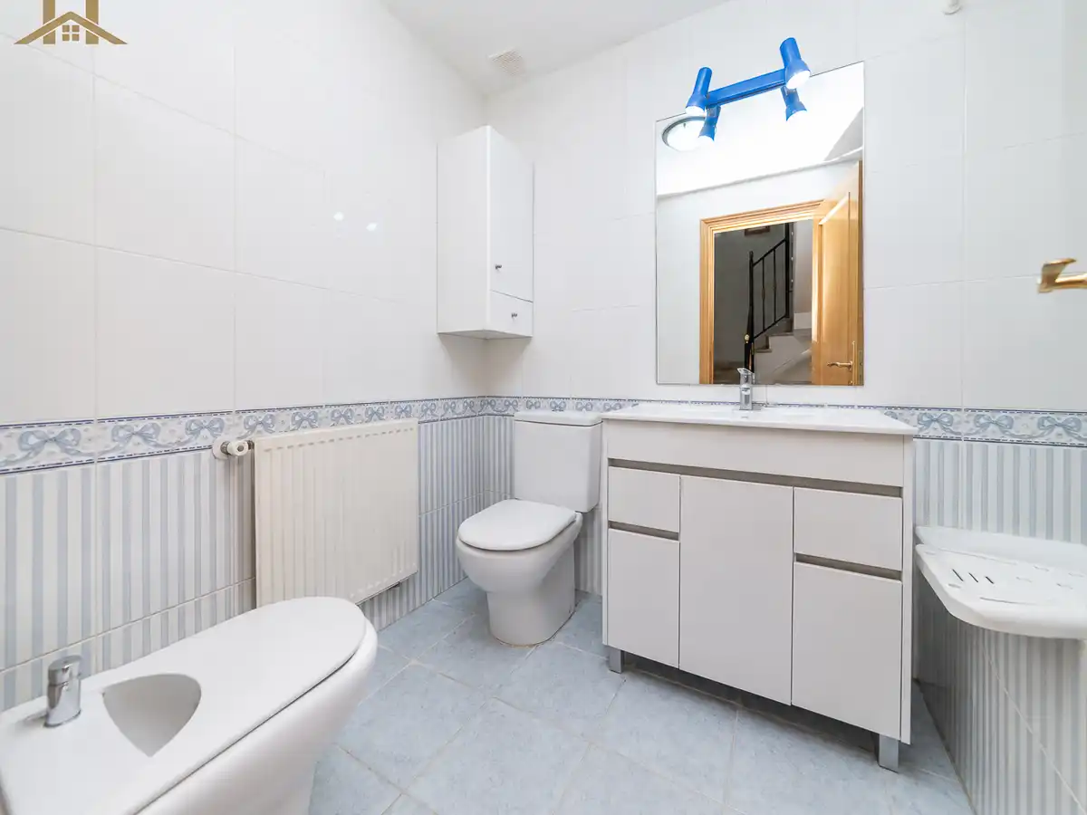 Baño de Casa adosada en venta en Móstoles con Aire acondicionado, Calefacción y Jardín privado