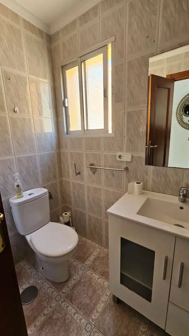 Bany de Apartament de lloguer en Torremolinos amb Aire condicionat, Calefacció i Terrassa