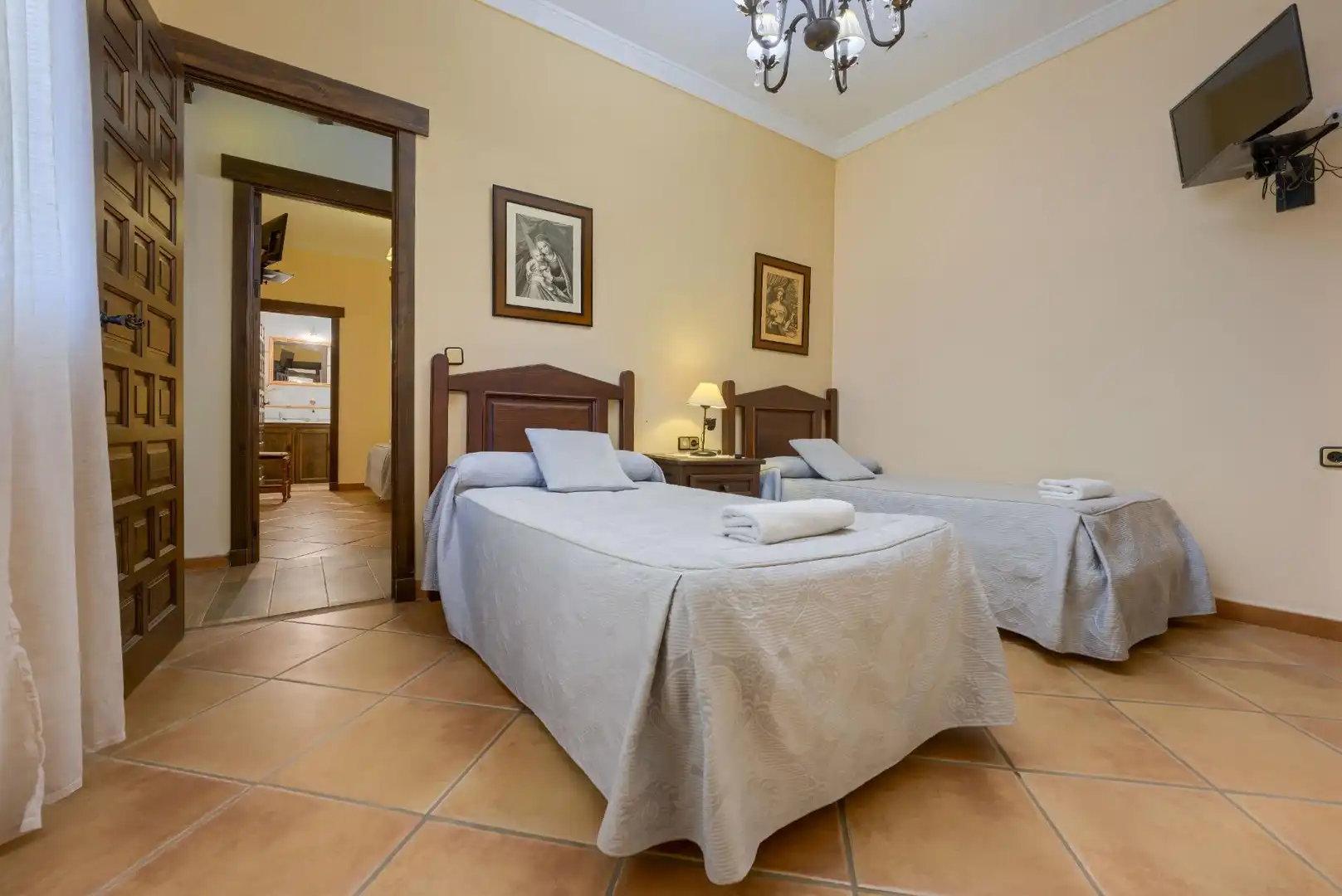 Habitación de Casa o chalet en venta en Sanlúcar la Mayor con Aire acondicionado, Calefacción y Jardín privado