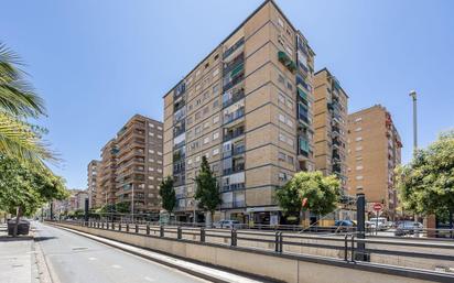 Vista exterior de Pis en venda en  Granada Capital amb Calefacció i Terrassa