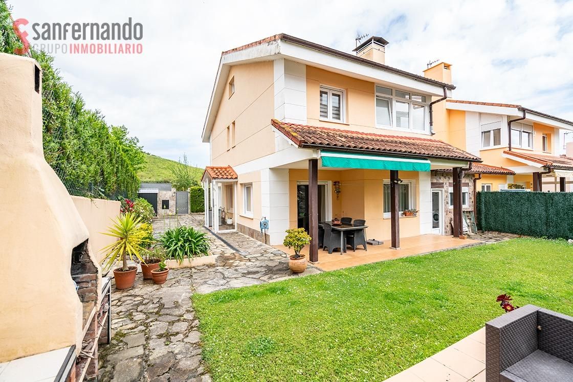 Vista exterior de Casa adosada en venda en Piélagos amb Calefacció, Jardí privat i Terrassa