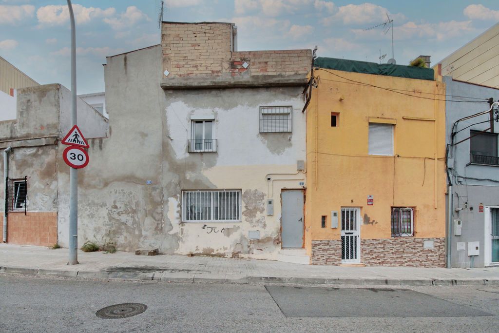 Vista exterior de Casa adosada en venda en Sabadell