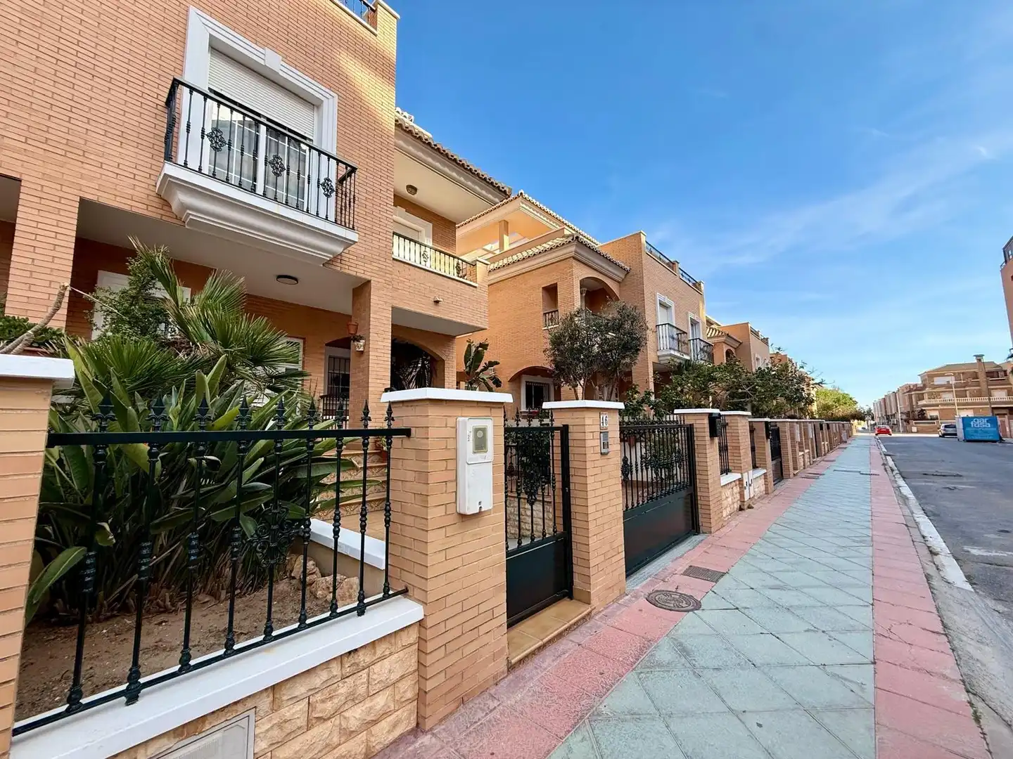 Vista exterior de Casa adosada en venda en Almería amb Aire condicionat, Jardí privat i Terrassa
