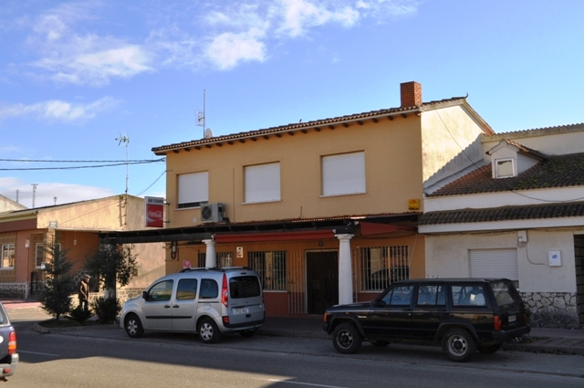 Vista exterior de Casa adosada en venda en Serrada amb Calefacció, Traster i Moblat