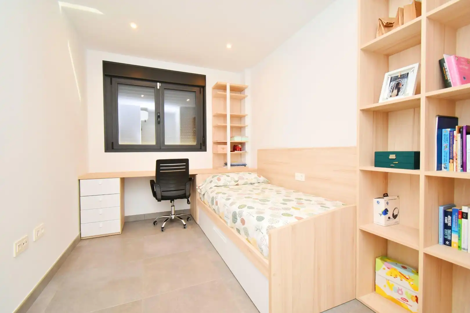 Habitación de Casa adosada en venta en Almería con Aire acondicionado, Terraza y Trastero