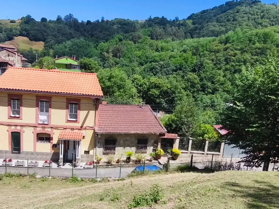 Vista exterior de Casa adosada en venda en Langreo amb Jardí privat, Traster i Moblat
